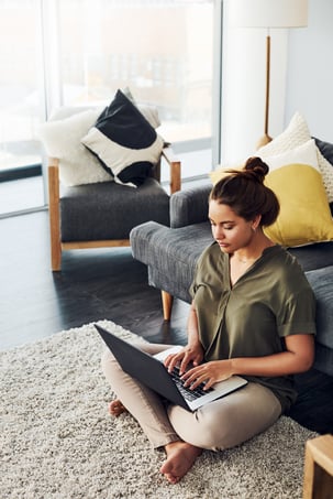 woman-sitting-table-home woman-sitting-table-home
